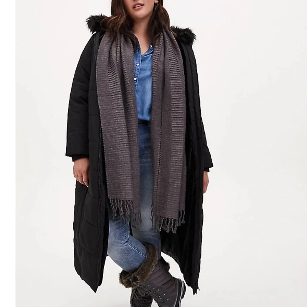 CHARCOAL GREY TEXTURED FRINGE SCARF - Picture 2 of 3